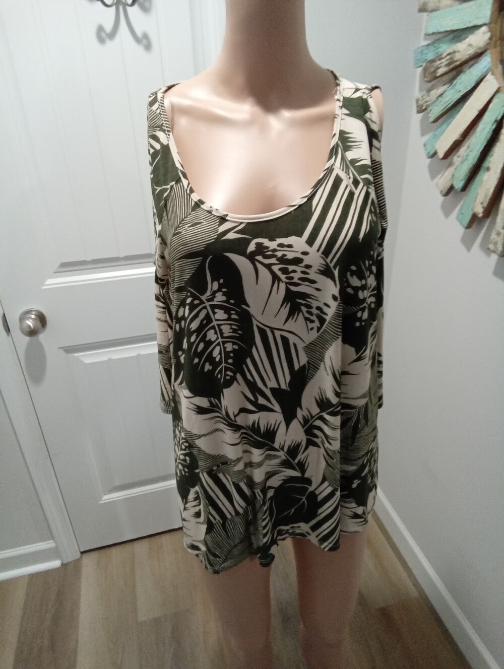 Corvia Size L Women’s Olive Green Tropical Print Cold-Shoulder Tank Top